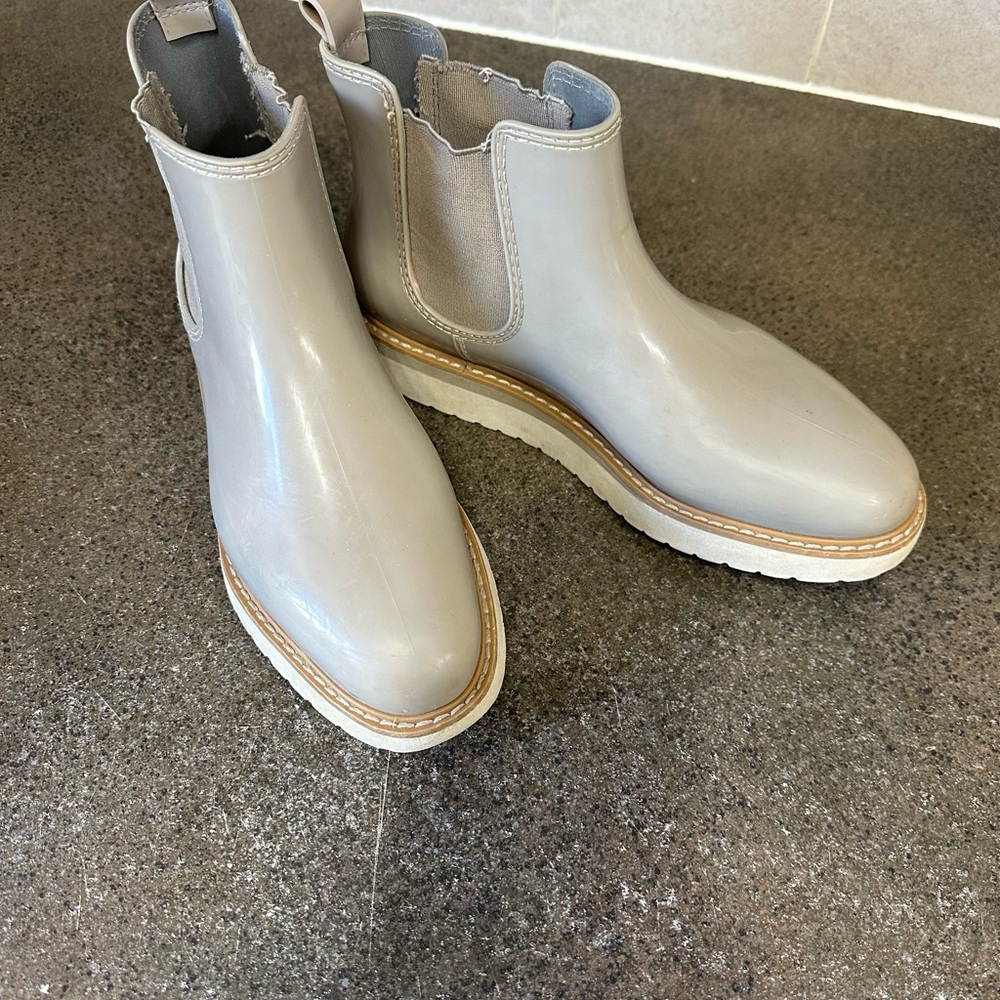 Stylish Gray Women's Chelsea Boots